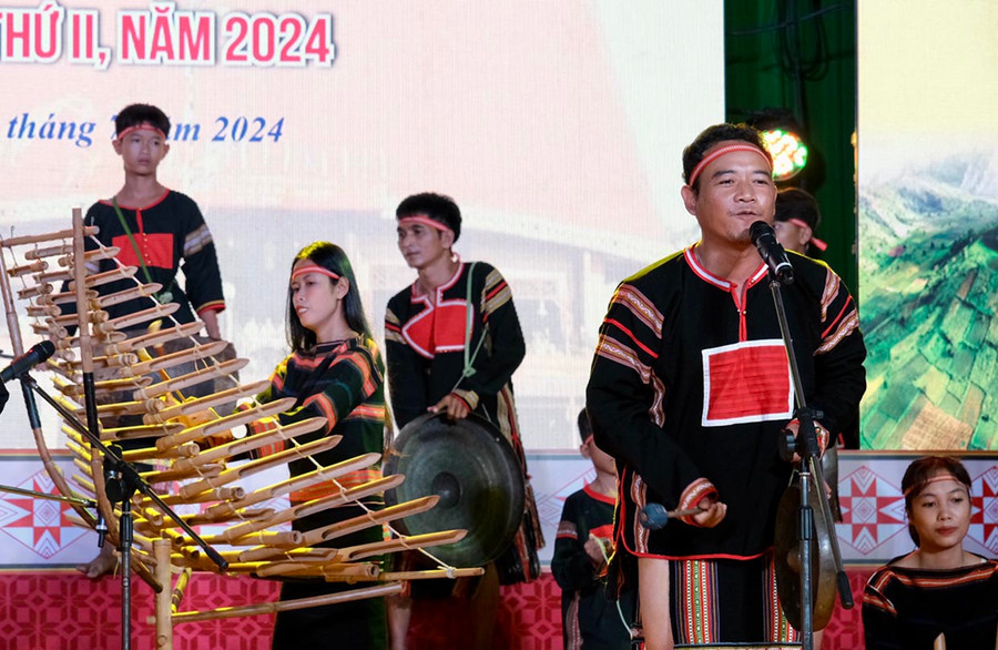 Tiết mục hát &quot;Dam Thơi&quot; của đoàn thị xã Ayun Pa. Ảnh: Hoàng Ngọc