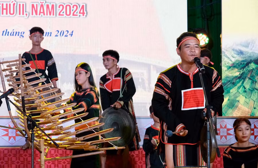 Tiết mục hát "Dam Thơi" của đoàn thị xã Ayun Pa. Ảnh: Hoàng Ngọc Tiết mục hát "Dam Thơi" của đoàn thị xã Ayun Pa. Ảnh: Hoàng Ngọc