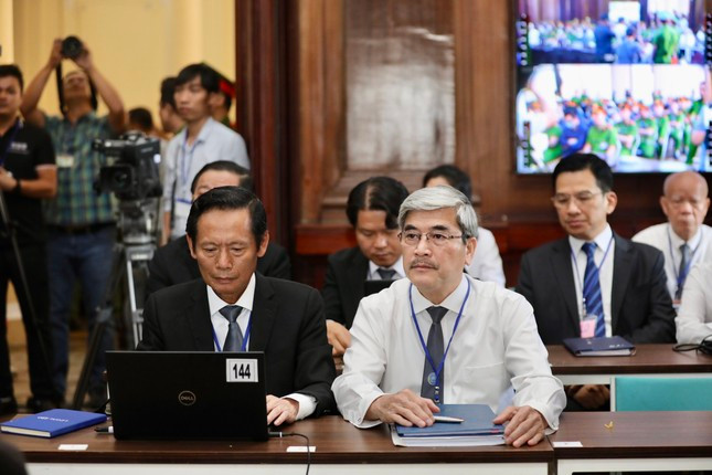 Luật sư Phan Trung Hoài (trái, hàng đầu) tại phiên tòa. Ảnh: Phạm Nguyễn. Luật sư Phan Trung Hoài (trái, hàng đầu) tại phiên tòa. Ảnh: Phạm Nguyễn.