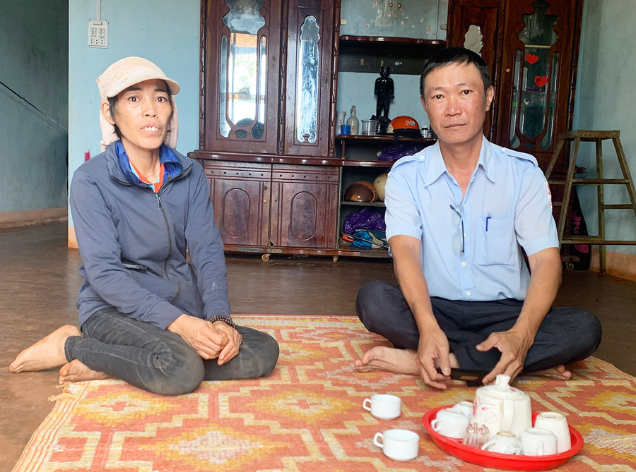 Thầy giáo Nguyễn Văn Hải trò chuyện với chị La Thị Tâm về hoàn cảnh gia đình. Ảnh: R.H Thầy giáo Nguyễn Văn Hải trò chuyện với chị La Thị Tâm về hoàn cảnh gia đình. Ảnh: R.H
