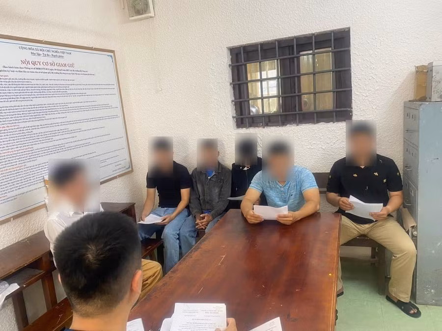 Lực lượng công an làm việc với các đối tượng trong nhóm "Hóng Clip Hot".