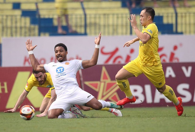 Rafaelson (trái) từng khiến CLB Thanh Hóa “ôm hận” tại V-League. Ảnh: VPF Rafaelson (trái) từng khiến CLB Thanh Hóa “ôm hận” tại V-League. Ảnh: VPF