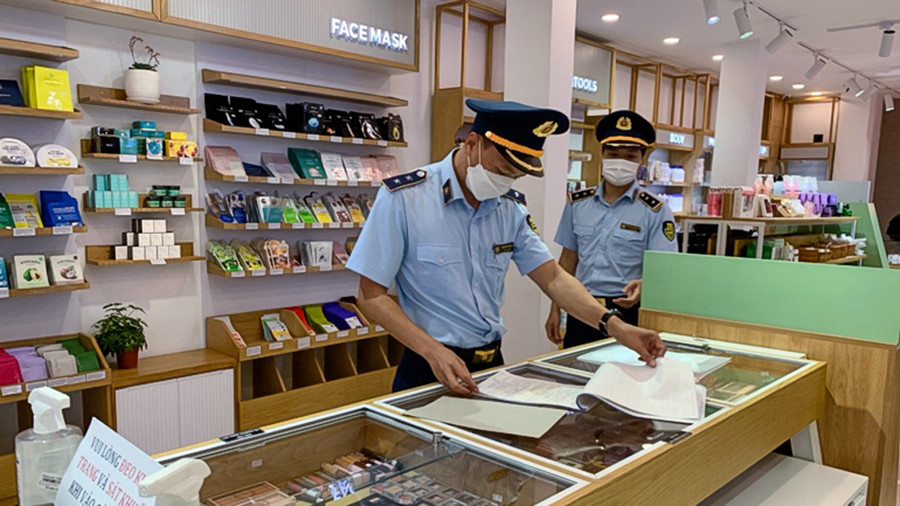 Lực lượng quản lý thị trường tăng cường kiểm tra hàng hoá đảm bảo quyền lợi cho người tiêu dùng.
