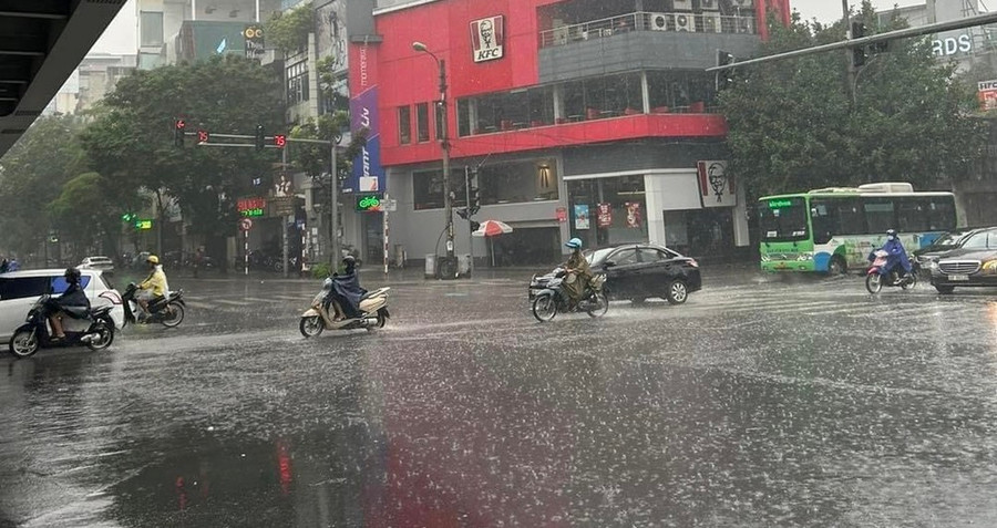 Mưa dầm dề ở Hà Nội. Ảnh: L.T.H.N Mưa dầm dề ở Hà Nội. Ảnh: L.T.H.N