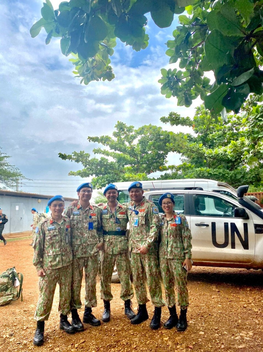 Đỗ Quốc Cường và đồng đội của Bệnh viện Quân y 175 đang thực hiện nhiệm vụ quốc tế tại Nam Sudan Đỗ Quốc Cường và đồng đội của Bệnh viện Quân y 175 đang thực hiện nhiệm vụ quốc tế tại Nam Sudan