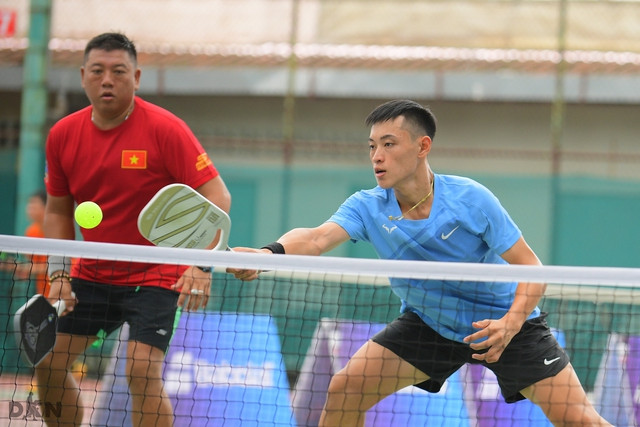 Tay vợt trẻ Trương Vinh Hiển (áo xanh). Ảnh: TRUNG HỒ