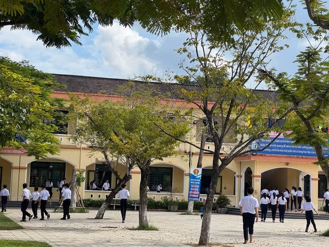 Sân trường THCS Nguyễn Du - TP Tam Kỳ.