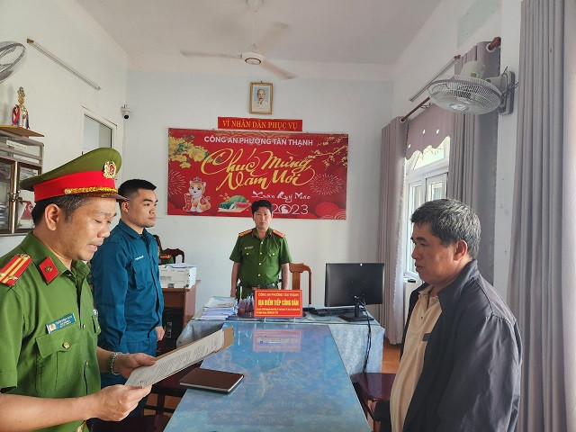 Cơ quan điều tra tống đạt quyết định khởi tố bị can đối với thuyền trưởng Lê Sen Cơ quan điều tra tống đạt quyết định khởi tố bị can đối với thuyền trưởng Lê Sen