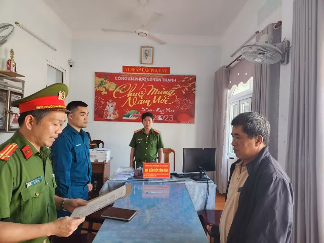 Cơ quan điều tra tống đạt quyết định khởi tố bị can đối với thuyền trưởng Lê Sen