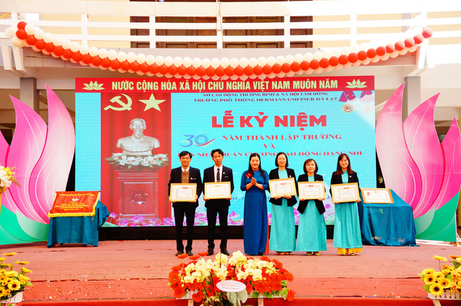 Đồng chí Lê Thị Thêu - Giám đốc Sở Lao động - Thương binh và Xã hội trao Giấy khen cho các cá nhân xuất sắc Đồng chí Lê Thị Thêu - Giám đốc Sở Lao động - Thương binh và Xã hội trao Giấy khen cho các cá nhân xuất sắc