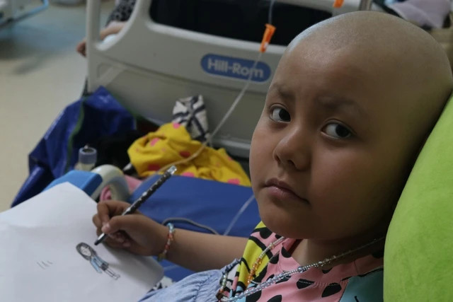 Nguyễn Hoàng Anh có niềm đam mê vẽ tranh. Ảnh: Uyển Nhi