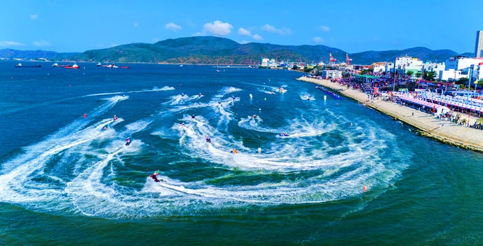 Một vùng mặt nước đầm Thị Nại bị các tay đua mô tô nước tốc độ quẫy tung bọt trắng xóa Một vùng mặt nước đầm Thị Nại bị các tay đua mô tô nước tốc độ quẫy tung bọt trắng xóa