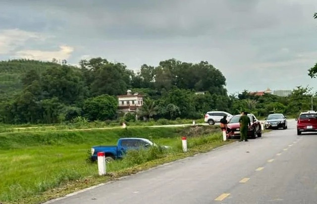 Xe ô tô được cho là của nghi phạm vứt lại trong quá trình bỏ chạy Xe ô tô được cho là của nghi phạm vứt lại trong quá trình bỏ chạy