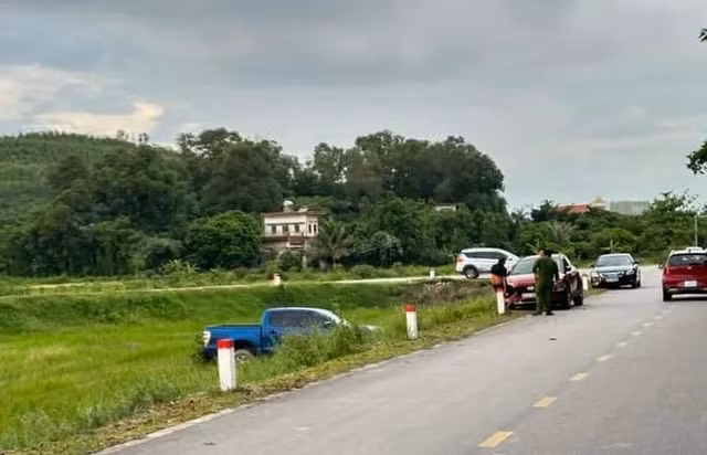 Xe ô tô được cho là của nghi phạm vứt lại trong quá trình bỏ chạy