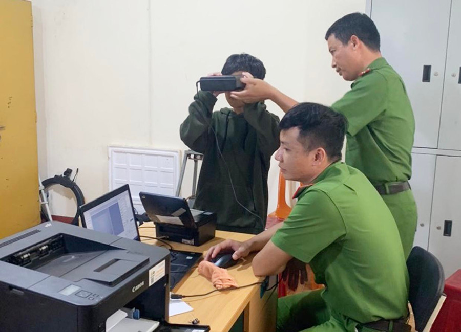 Cán bộ Công an huyện Chư Sê quét mống mắt để cấp thẻ căn cước cho công dân. Ảnh: T.D Cán bộ Công an huyện Chư Sê quét mống mắt để cấp thẻ căn cước cho công dân. Ảnh: T.D