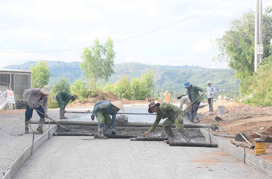 Hạ tầng giao thông tại các làng nông thôn mới của huyện Kbang được đầu tư ngày càng khang trang. Ảnh: Minh Nguyễn Hạ tầng giao thông tại các làng nông thôn mới của huyện Kbang được đầu tư ngày càng khang trang. Ảnh: Minh Nguyễn