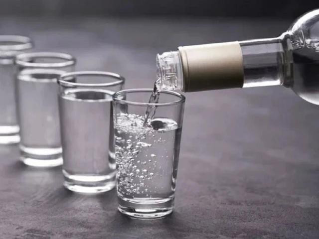 Người phụ nữ 48 tuổi suýt mất mạng sau khi uống rượu trắng Người phụ nữ 48 tuổi suýt mất mạng sau khi uống rượu trắng