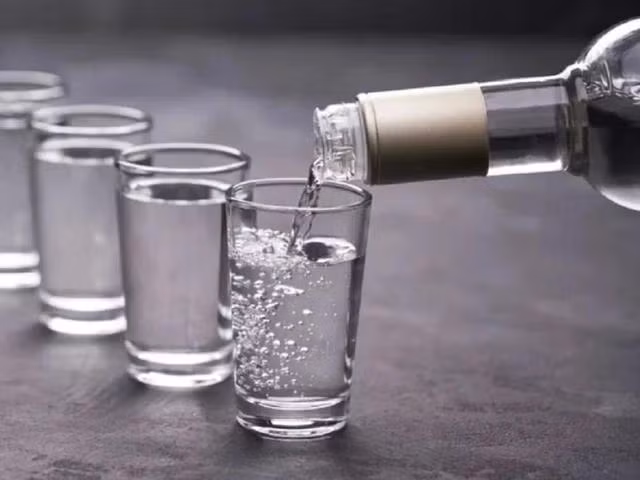 Người phụ nữ 48 tuổi suýt mất mạng sau khi uống rượu trắng