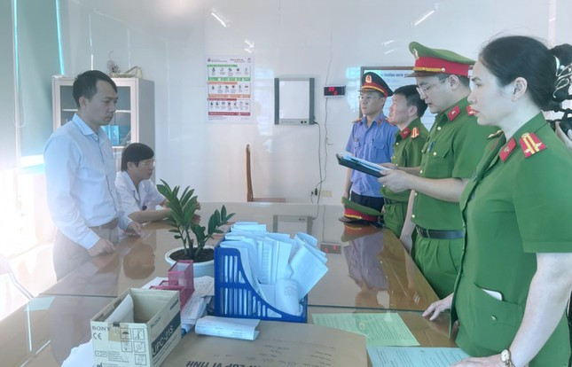 Cơ quan CSĐT tống đạt quyết định khởi tố Trần Đức Lượng.