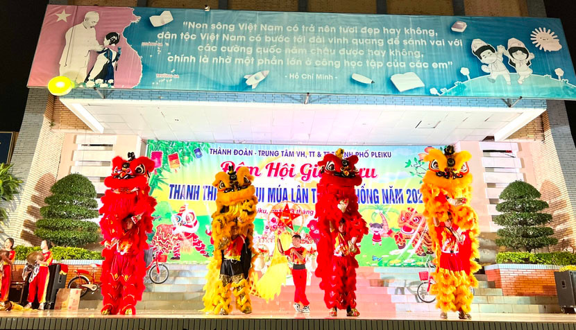 Tối 23-9, tại Nhà Thiếu nhi TP. Pleiku (tỉnh Gia Lai), Thành Đoàn Pleiku phối hợp cùng Trung tâm Văn hóa-Thông tin và Thể thao TP. Pleiku tổ chức đêm hội giao lưu “Thanh thiếu nhi vui múa lân truyền thống” năm 2023. Ảnh: Minh Nhật Tối 23-9, tại Nhà Thiếu nhi TP. Pleiku (tỉnh Gia Lai), Thành Đoàn Pleiku phối hợp cùng Trung tâm Văn hóa-Thông tin và Thể thao TP. Pleiku tổ chức đêm hội giao lưu “Thanh thiếu nhi vui múa lân truyền thống” năm 2023. Ảnh: Minh Nhật