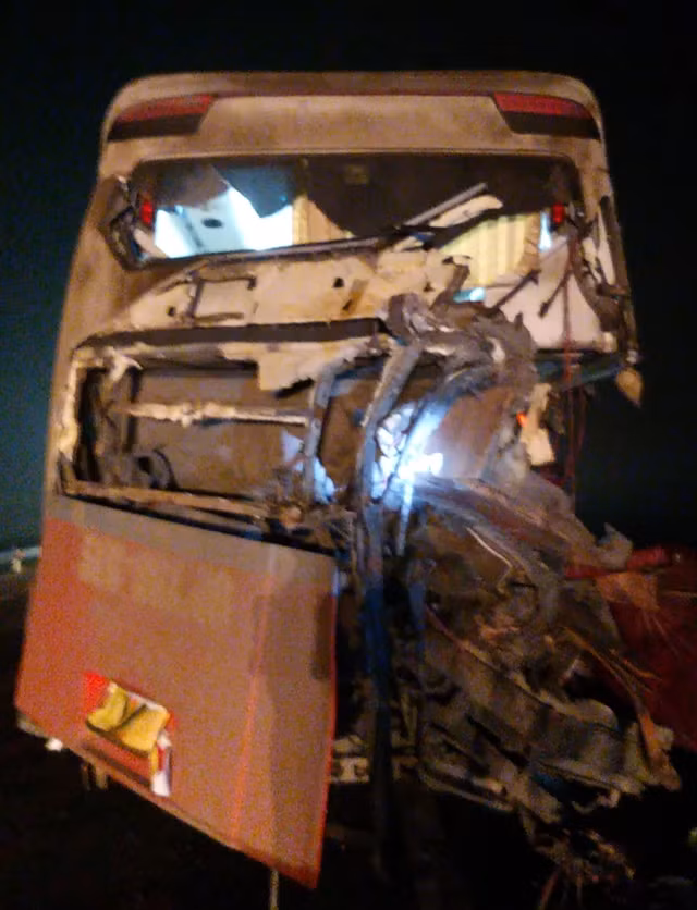 Đuôi xe khách bị nát bét sau va chạm.