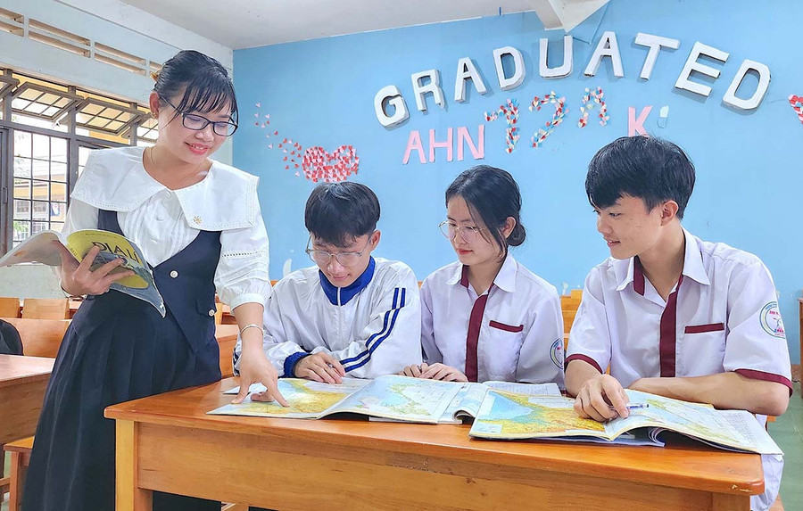 Cô Trần Thị Kim Phương hướng dẫn các em trong đội tuyển học sinh giỏi môn Địa lý. Ảnh: H.T Cô Trần Thị Kim Phương hướng dẫn các em trong đội tuyển học sinh giỏi môn Địa lý. Ảnh: H.T