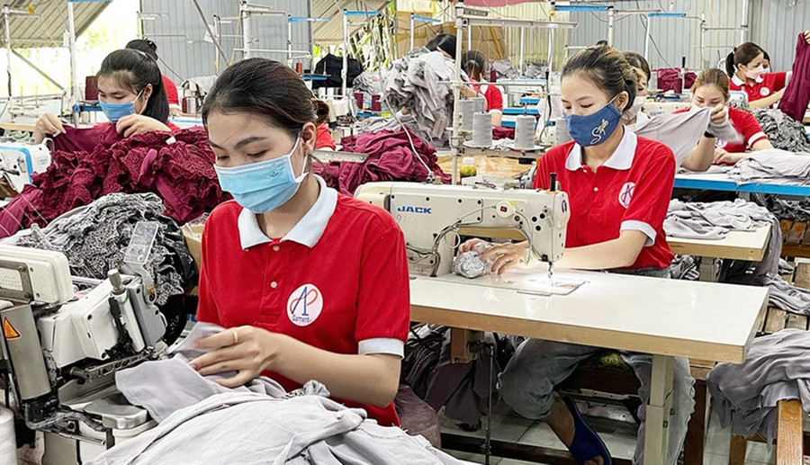 Lao động nữ làm việc tại HTX May gia công An Phú (TP. Pleiku). Ảnh: M.C Lao động nữ làm việc tại HTX May gia công An Phú (TP. Pleiku). Ảnh: M.C