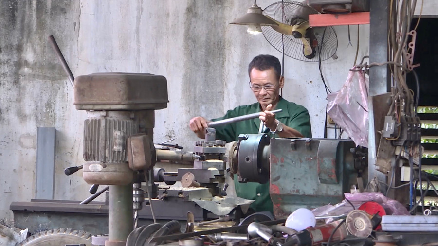 Gia đình cựu chiến binh Nguyễn Đình Long (buôn Thành Công, xã Chư Drăng) có thu nhập trên 200 triệu đồng/năm từ nghề sửa chữa máy móc nông nghiệp và trồng trọt, chăn nuôi. Ảnh: L.N Gia đình cựu chiến binh Nguyễn Đình Long (buôn Thành Công, xã Chư Drăng) có thu nhập trên 200 triệu đồng/năm từ nghề sửa chữa máy móc nông nghiệp và trồng trọt, chăn nuôi. Ảnh: L.N