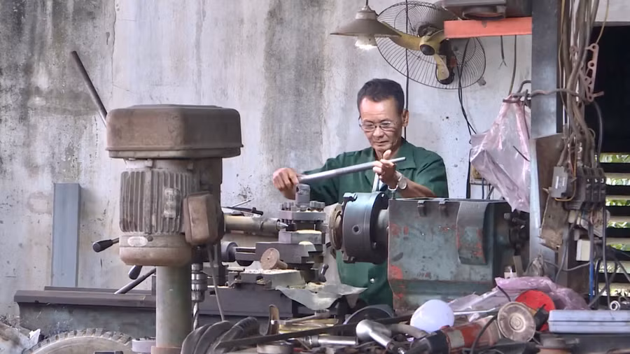 Gia đình cựu chiến binh Nguyễn Đình Long (buôn Thành Công, xã Chư Drăng) có thu nhập trên 200 triệu đồng/năm từ nghề sửa chữa máy móc nông nghiệp và trồng trọt, chăn nuôi. Ảnh: L.N