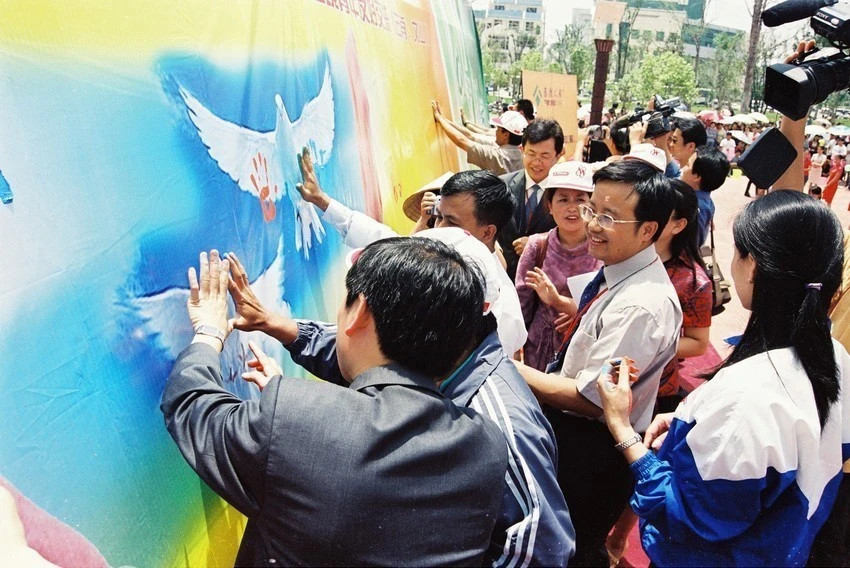 Đại biểu thanh niên Việt-Trung tham gia “in dấu tay”, biểu thị tình đoàn kết, hữu nghị tại Lễ hội văn hoá dân tộc thanh niên châu Văn Sơn, tỉnh Vân Nam (Trung Quốc), ngày 13/6/2004. (Ảnh: TTXVN) Đại biểu thanh niên Việt-Trung tham gia “in dấu tay”, biểu thị tình đoàn kết, hữu nghị tại Lễ hội văn hoá dân tộc thanh niên châu Văn Sơn, tỉnh Vân Nam (Trung Quốc), ngày 13/6/2004. (Ảnh: TTXVN)