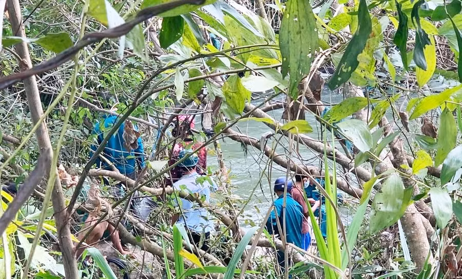 Lực lượng tìm kiếm đang vớt thi thể nạn nhân. Ảnh: Hồng Hạnh