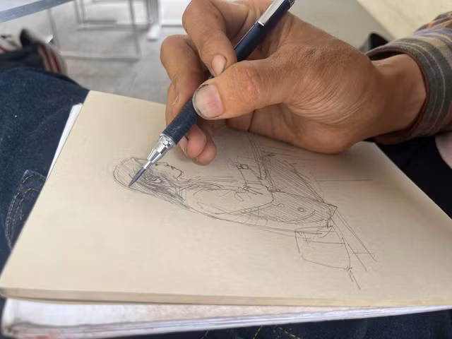 Đi đến đâu, anh Hưng cũng muốn vẽ tranh để tặng cho những người chưa từng quen biết trước đó. Ảnh: Kim Ngọc Nghiên