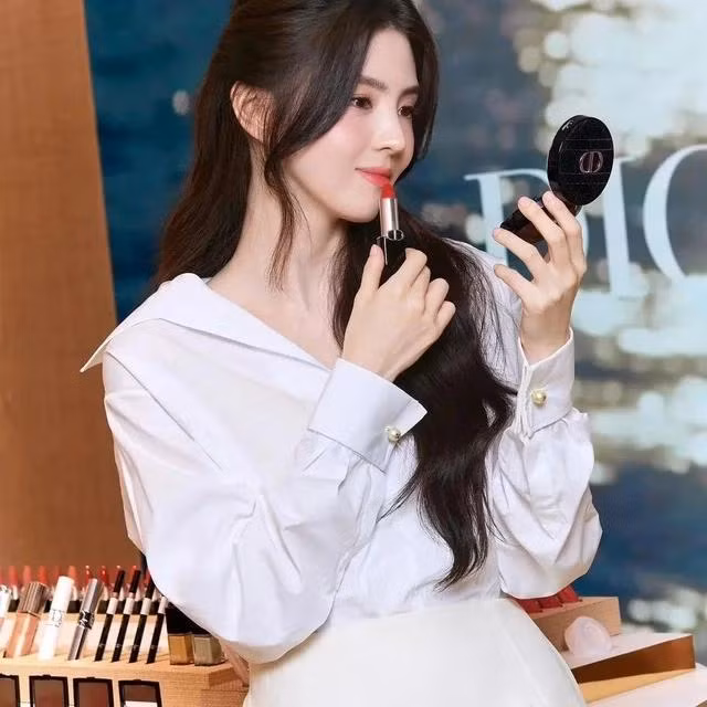 Diện sơ mi trắng dự các sự kiện, thảm đỏ hay những bữa tiệc lớn không khiến người mặc bị lu mờ mà ngược lại càng trở nên ấn tượng. Han So Hee mặc áo sơ mi trắng với điểm nhấn là những nút cài đều bằng hạt ngọc trai phối chân váy ngắn tôn nét đẹp trong trẻo, rạng rỡ làm say đắm người hâm mộ. Nữ diễn viên chọn cách bẻ cổ áo rộng và kéo ngược về phía sau cổ để khoe làn da trắng sứ quyến rũ. ẢNH Instagram NV