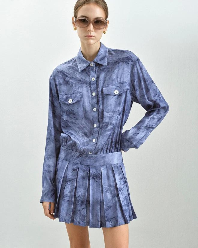 Áo biến thành váy sơ mi với phần chân váy may liền, xếp ly và nhuộm màu loang ấn tượng. Ảnh WEPHOBIA Áo biến thành váy sơ mi với phần chân váy may liền, xếp ly và nhuộm màu loang ấn tượng. Ảnh WEPHOBIA