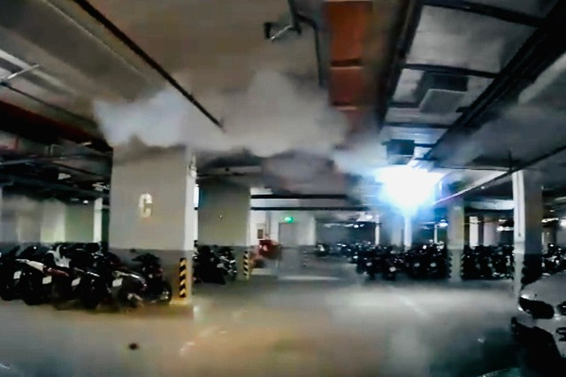 Nổ bóng đèn trong tầng hầm để xe chung cư ở Bình Dương, người dân phát hoảng - Ảnh 2. Làn khói trắng lan ra sau tiếng nổ. CHỤP MÀN HÌNH