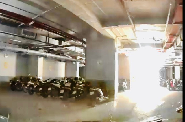 Nổ bóng đèn trong tầng hầm để xe chung cư ở Bình Dương, người dân phát hoảng - Ảnh 1. Vụ nổ bóng đèn trong tầng hầm để xe của chung cư. CHỤP MÀN HÌNH