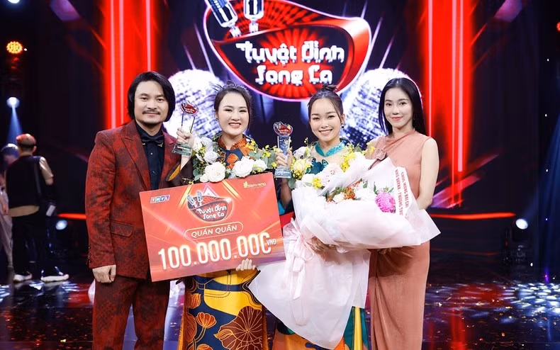 Như Quỳnh và Phương Thủy chụp ảnh cùng đạo diễn, giám khảo Phạm Hoàng Nam và bà Phạm Kim Dung, Công ty Sen Vàng.