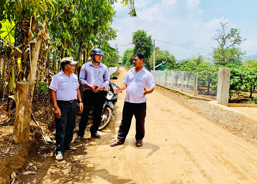 Ông Der (ngoài cùng bên trái) trình bày nguyện vọng của mình được miễn, giảm phí đăng ký biến động sau hiến đất làm đường. Ảnh: Nhật Hào