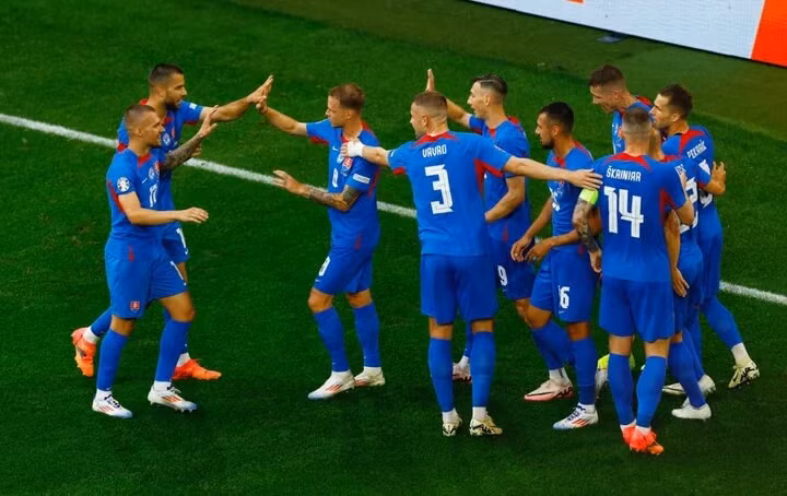 Slovakia dẫn trước 1-0 trong hiệp 1. Slovakia dẫn trước 1-0 trong hiệp 1.