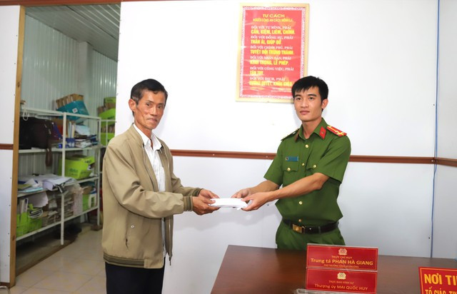 Ông Nhơn đến Công an P.1 (Bảo Lộc) giao nộp 37 triệu đồng. Ảnh: CTV