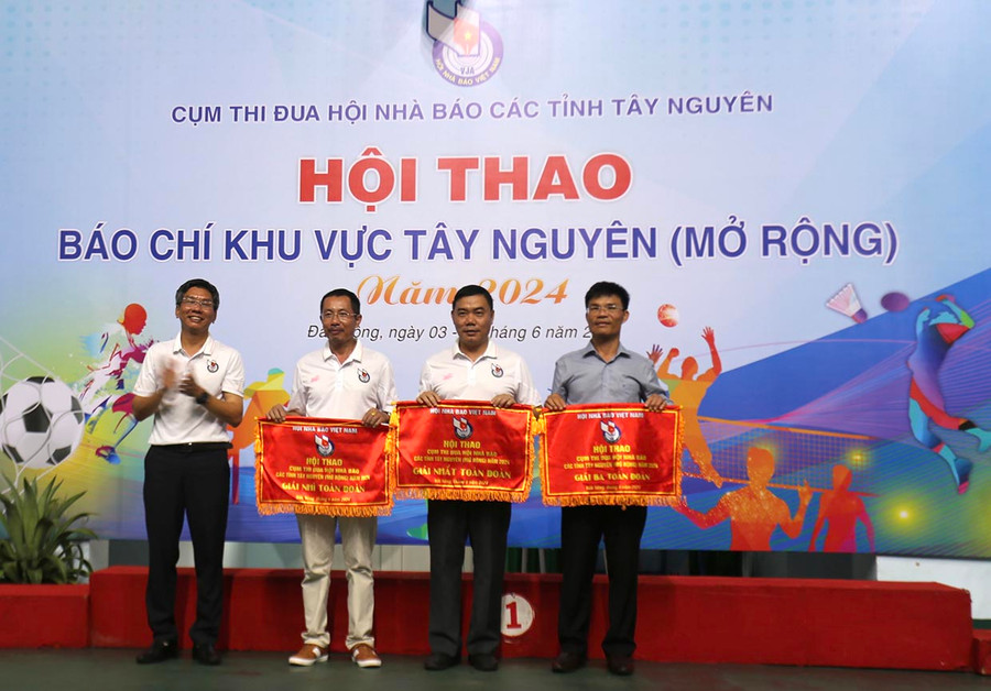 Ban tổ chức trao giải cho các đơn vị giành thứ hạng toàn đoàn cao nhất. Ảnh Văn Ngọc