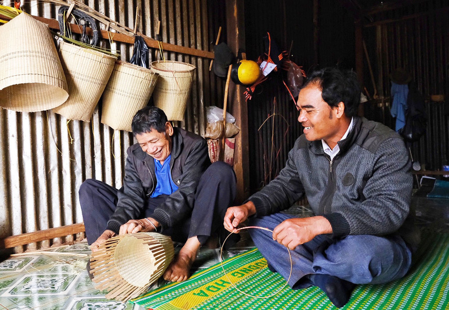 Nghệ nhân Dach (bìa trái) là người thuần hóa ngựa hoang nổi tiếng khắp vùng. Ảnh: Hoàng Ngọc