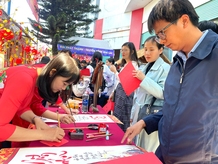 Nghệ thuật thư pháp được nhiều người yêu thích tại Hội báo Xuân. Ảnh: Phương Duyên