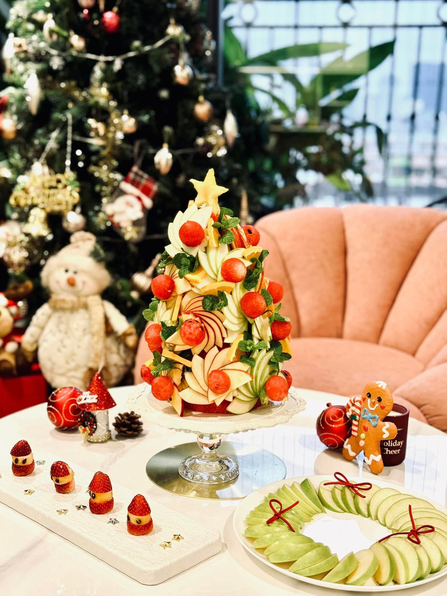 Cây thông được làm bằng các loại trái cây dễ cắt tỉa. Chị cắt tỉa táo và dưa hấu khi tạo hình để "cây thông" có nhiều màu sắc và phù hợp với bữa tiệc. Ảnh: NVCC Cây thông được làm bằng các loại trái cây dễ cắt tỉa. Chị cắt tỉa táo và dưa hấu khi tạo hình để "cây thông" có nhiều màu sắc và phù hợp với bữa tiệc. Ảnh: NVCC