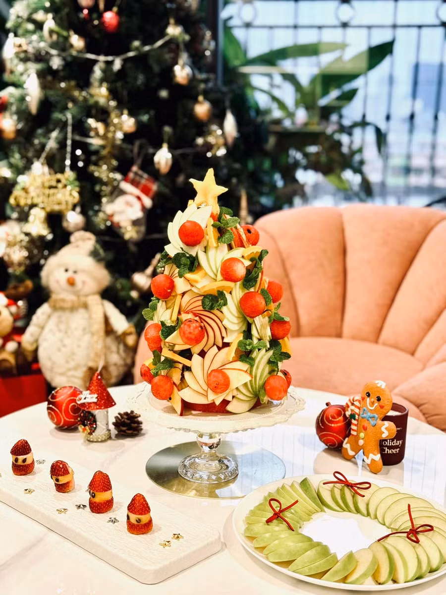 Cây thông được làm bằng các loại trái cây dễ cắt tỉa. Chị cắt tỉa táo và dưa hấu khi tạo hình để "cây thông" có nhiều màu sắc và phù hợp với bữa tiệc. Ảnh: NVCC