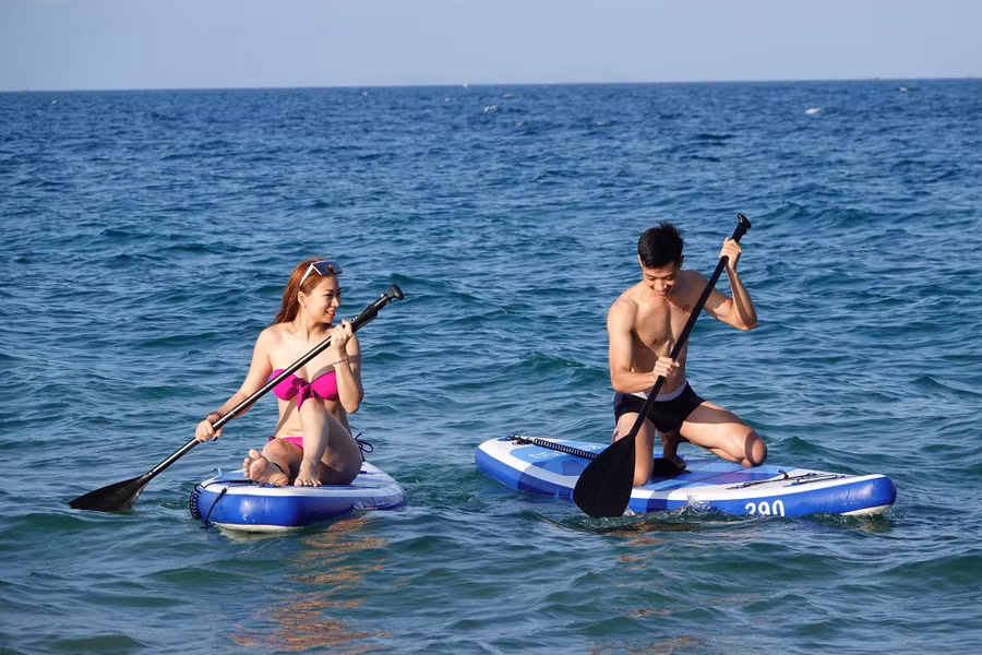 Chị Mai Kiều Trang (24 tuổi, du khách đến từ TP.HCM) cho biết, việc có được những tấm ảnh check-in đẹp khi đi du lịch cũng điều chị rất quan tâm. Riêng bộ môn này chỉ cần ngồi tạo dáng trên SUP, hòa với bầu trời và biển cả đã dễ dàng cho ra đời những tấm hình đẹp khoe lên mạng xã hội. Chị Mai Kiều Trang (24 tuổi, du khách đến từ TP.HCM) cho biết, việc có được những tấm ảnh check-in đẹp khi đi du lịch cũng điều chị rất quan tâm. Riêng bộ môn này chỉ cần ngồi tạo dáng trên SUP, hòa với bầu trời và biển cả đã dễ dàng cho ra đời những tấm hình đẹp khoe lên mạng xã hội.