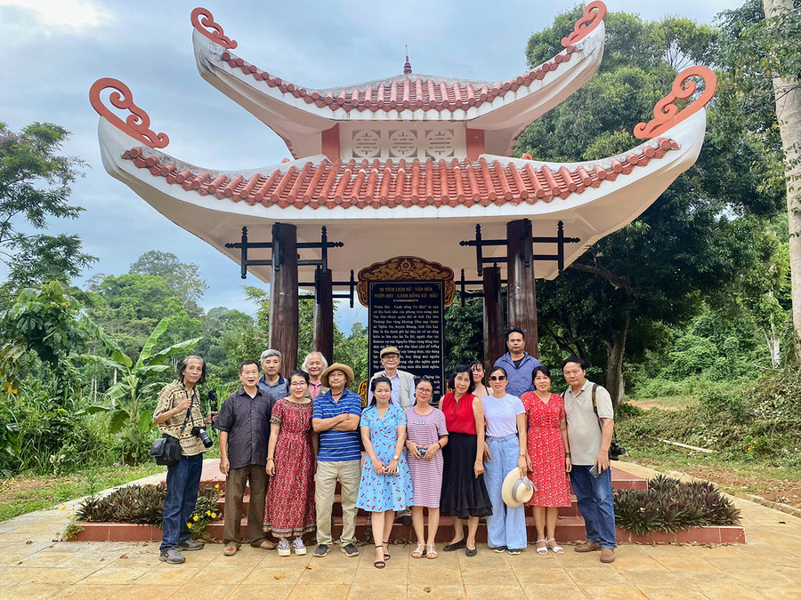 Hội viên Hội VHNT Gia Lai đi thực tế sáng tác tại huyện Kbang. Ảnh: Châu Khánh Hội viên Hội VHNT Gia Lai đi thực tế sáng tác tại huyện Kbang. Ảnh: Châu Khánh