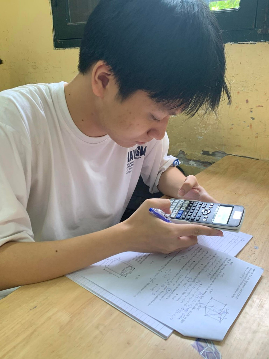 Đức Anh tập trung chinh phục các câu hỏi vận dụng cao để nâng điểm số. (Ảnh: PV/Vietnam+)