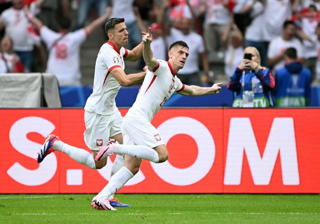 ... gỡ hòa 1-1 cho Ba Lan