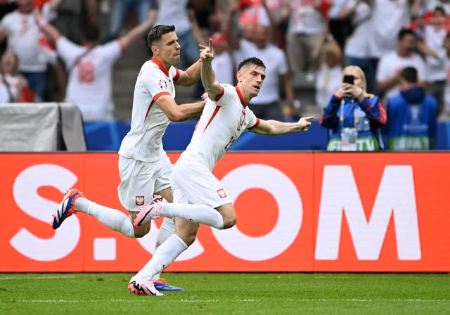 ... gỡ hòa 1-1 cho Ba Lan